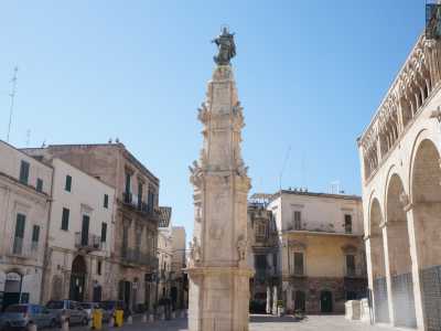 Ci avviciniamo quindi al fianco destro della chiesa dove si erge l�obelisco barocco dedicato alla Vergine che risparmi� Bitonto dal terremoto del 1731